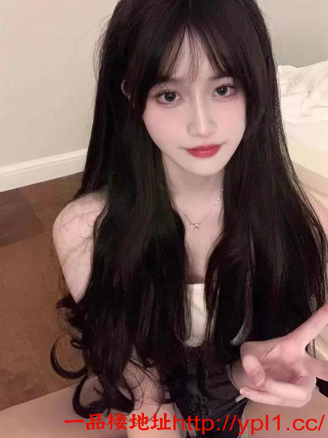 妹子身材火辣，姿势花样百出